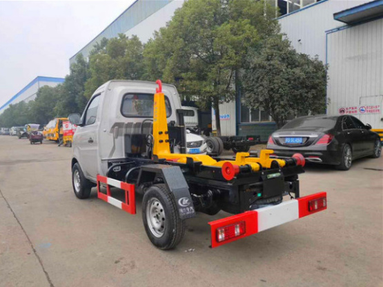 國(guó)六長(zhǎng)安鉤臂垃圾車 國(guó)六長(zhǎng)安鉤臂垃圾車