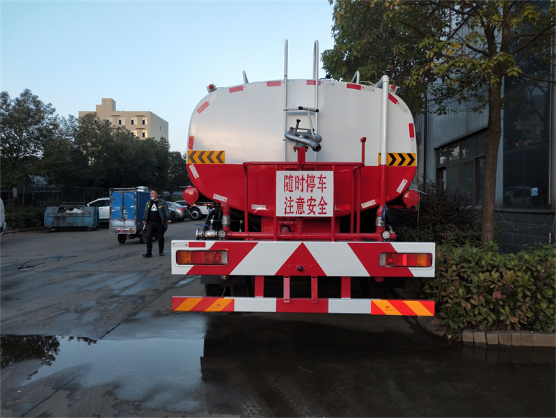 東風(fēng)天龍25噸灑水車(chē) 東風(fēng)天龍25噸灑水車(chē)