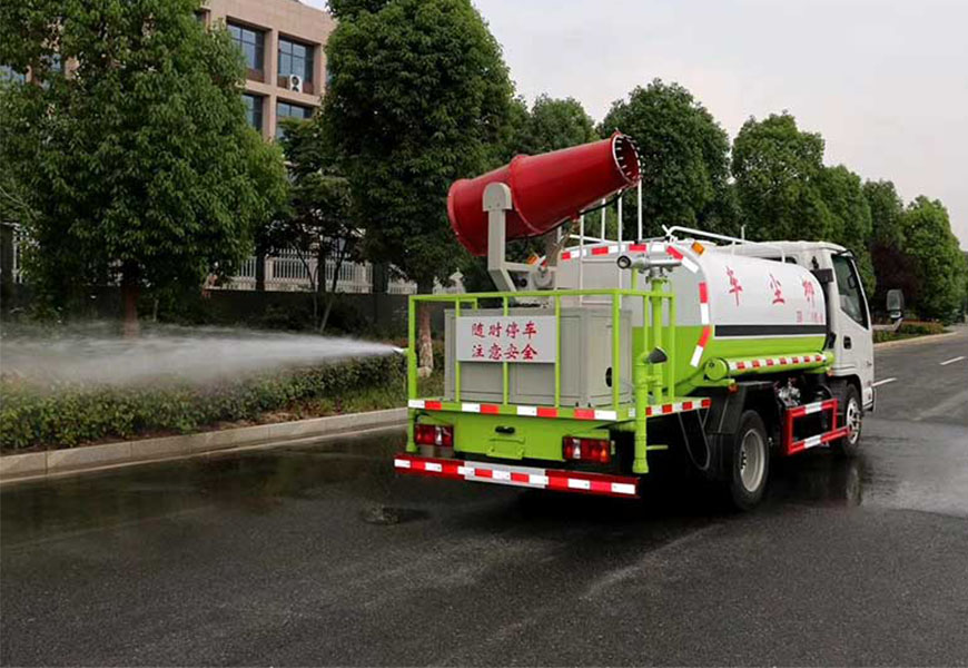 凱馬5噸抑塵灑水車(chē)后方位展示圖